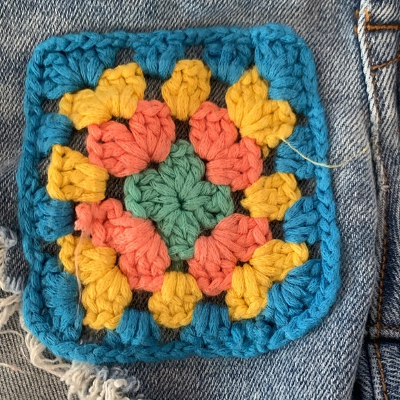 Blank NYC jean shorts w/crocheted accents. Front/back pockets. Zipper size 14 - Picture 2 of 12